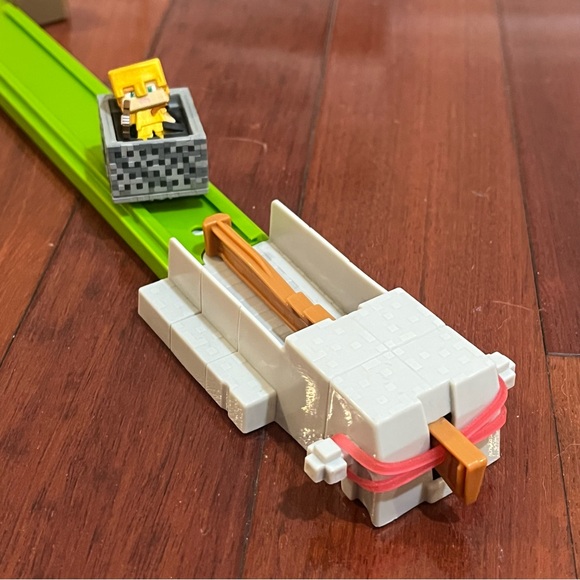 Hot Wheels Minecraft Golem Toss Set w/ Gold Iron Steve Mini Figure Rare Retired - Picture 6 of 7